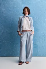 Blazer color beige claro, de corte clásico con solapa, cierre de un botón y bolsillos delanteros de vivo.