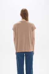 Remera manga corta color gris oscuro, con cuello en V y corte holgado.