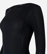 Suéter Cortelle de tricot color negro, con cuello redondo, manga larga y frisos delanteros, de diseño ajustado al cuerpo.