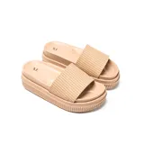 Sandalias tipo ojotas color habano con faja ancha superior de textura tejida y suela de plataforma alta texturizada.