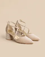 Zapatos de tacón bajo en tela color malva, con punta fina, taco ancho de 5 cm, escote en V y tiras cruzadas en diagonal con cierre de hebilla en el tobillo.