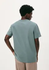 Camiseta marrón de corte recto y mangas cortas.