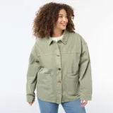 Sobrecamisa de twill color verde militar, de corte oversize, con cuello clásico, cierre frontal de botones metálicos y dos bolsillos delanteros de parche.