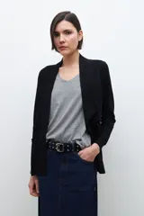 Ruana negra básica con bolsillos frontales y corte holgado.