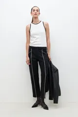 Pantalón negro de corte recto con vivo blanco en los laterales.