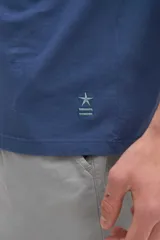 Remera de manga corta color azul con cuello redondo y media cartera de botones.