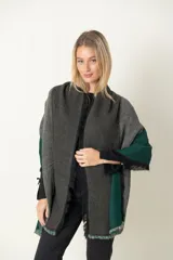 Pashmina italiana en lana y viscosa con diseño a rayas en tonos púrpura, gris y beige. Terminación en flecos.