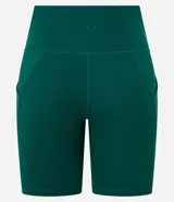 Short ciclista Get Over de microfibra color verde oscuro, de tiro alto y diseño ajustado con bolsillos laterales funcionales.