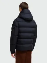 Campera puffer azul marino de plumas con capucha desmontable, cierre frontal con botones a presión y bolsillos laterales con solapa. Marca Moncler, modelo Vezere.