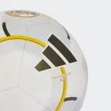 Pelota de fútbol adidas, modelo Match Ball Replica Club, con diseño principal blanco y detalles gráficos en dorado y amarillo. Presenta el escudo del Real Madrid estampado.