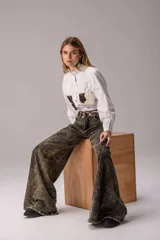 Pantalón jean wide leg de tiro alto, color azul denim con paneles laterales blancos.