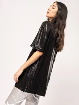 Remera blanca oversized de tela elastizada con tajos laterales y escote redondo.