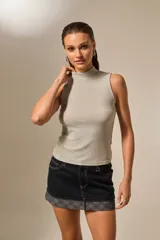 Top sin mangas de cuello alto, confeccionado en tejido de poliamida con acabado brillante y ajuste al cuerpo.