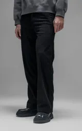 Pantalón de corte recto confeccionado en corderoy premium de textura suave. Presenta diseño clásico con cuatro bolsillos, presillas para cinturón y cierre frontal con botón.