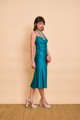 Vestido midi de satén color marrón, con escote drapeado, tirantes finos y tajo lateral con detalles de botones forrados.