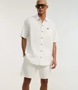 Bermuda verde militar para hombre, confeccionada en tela liviana de viscosa y cáñamo, con cintura elástica, cordón para ajuste y bolsillos laterales.