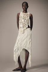 Top tejido al crochet color crudo con apliques de flores en crochet color beige.