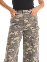 Jean cargo de corte wide leg con estampado camuflado. Presenta cierre frontal con botón, bolsillos laterales inclinados, bolsillos tipo cargo con solapa en las piernas y bolsillos traseros aplicados.