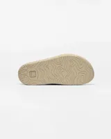 Sandalias de dos tiras con ajuste de velcro, confeccionadas en gamuza color beige. Presentan suela de plataforma con diseño texturizado y logo de la marca grabado en la tira superior.
