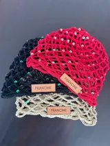 Gorro tejido en red color beige con sutiles destellos.