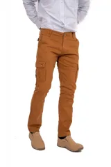 Pantalón cargo color habano, confeccionado en gabardina, con bolsillos laterales tipo cargo con solapa y cierre de botón, corte recto y ajuste estándar.