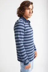 Polo de manga larga Mistral con diseño de rayas horizontales en tonos azules, cuello clásico y cierre frontal con botones.