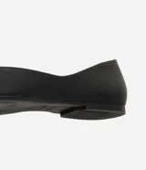 Chatitas de cuero negro con diseño de punta fina y taco bajo, estilo bailarina.