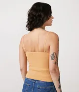 Musculosa color durazno, de poliamida acanalada, con escote cuadrado y tirantes finos.