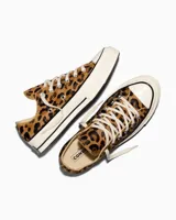 Championes Converse Chuck 70 de corte bajo, confeccionados con exterior de pelo con estampado animal print de leopardo. Cuentan con cordones blancos, suela de goma blanca con detalles negros y puntera de goma reforzada.