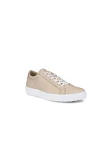 Championes Ecco Soft 60 color beige, de cuero texturizado premium, con cordones textiles y suela blanca.