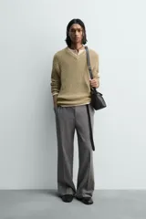 Jersey de punto con calce relajado, cuello pico y manga larga. Tejido en hilatura con textura irregular, mezcla de algodón y lino.