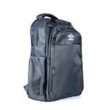 Mochila Umbro color azul marino, con logo de la marca en blanco en el bolsillo frontal. Cuenta con múltiples compartimentos con cierre y un asa superior acolchada.