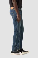Jean Levi's modelo 512 Slim Taper Performance en color azul, con diseño de corte ajustado y botamanga cónica.