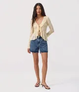 Short de jeans estilo mom con tiro alto, color azul, con trabillas para cinto, bolsillos y diseño clásico de lavado tradicional.