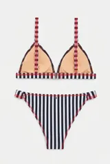 Conjunto de bikini azul con tirantes y detalles de banda estampada multicolor, y forro interior en tono verde lima.