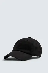 Gorra de seis paneles confeccionada en tejido de algodón con ajuste posterior.