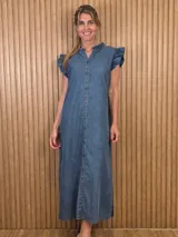 Vestido midi verde militar de rayas verticales blancas, con cuello alto con volados, mangas cortas con volados y cierre frontal completo de botones.
