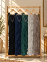 Vestido largo negro de seda italiana, con diseño en capas que aportan movimiento y caída fluida. Cuenta con escote en V con detalle de paillettes, breteles anchos tipo musculosa y espalda elastizada.