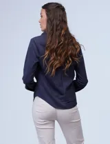 Camisa azul en símil suede, marca Ninety. Cuello con solapa y abertura central con botones. Delantera fruncida.