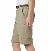Short cargo de senderismo color beige, con cintura elástica lateral, bolsillos laterales y bolsillo de seguridad con cremallera. Confeccionado con tecnología Omni-Wick para absorción de humedad y protección solar Omni-Shade UPF 50.