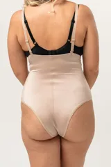 Faja abdominal color piel, cavada, reforzada en la zona abdominal, confeccionada en lycra. De contención media, cola bikini, con breteles desmontables regulables y broche en la entrepierna con fundillo de algodón.