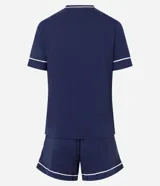 Conjunto de pijama compuesto por una remera de manga corta y un short, ambos confeccionados en viscolycra azul marino con detalles de ribetes en color blanco en cuello, mangas y ruedo del short. El short cuenta con cintura elástica.