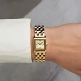 Reloj Michael Kors modelo Georgie, color dorado, con caja cuadrada de 22mm y pulsera de eslabones.