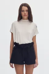 Blusa blanca de manga corta con cuello alto y calce holgado.
