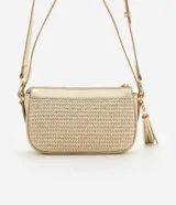 Cartera tipo baguette color dorado con efecto paja, cierre con hebilla y detalle de tassel. Incluye correa de mano y asa larga desmontable.