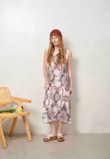 Vestido midi sin mangas, con escote en V y estampado estilo paisley en tonos marrones y violetas sobre fondo blanco.