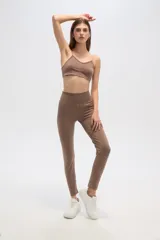 Calza negra de poliamida, tiro alto y corte ajustado.