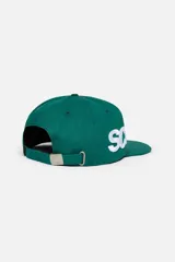 Gorra Scuffers de algodón twill color verde, con diseño estructurado y visera plana. Presenta bordado en relieve del logo en color blanco que envuelve el frente y los laterales.