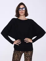 Sweater negro de punto con cuello redondo y mangas largas de corte murciélago.
