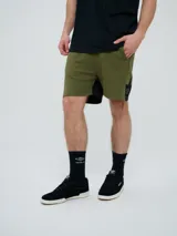 Bermuda Umbro de hombre, color beige, confeccionada en tejido de algodón con bolsillos laterales y cintura elástica con cordón de ajuste.